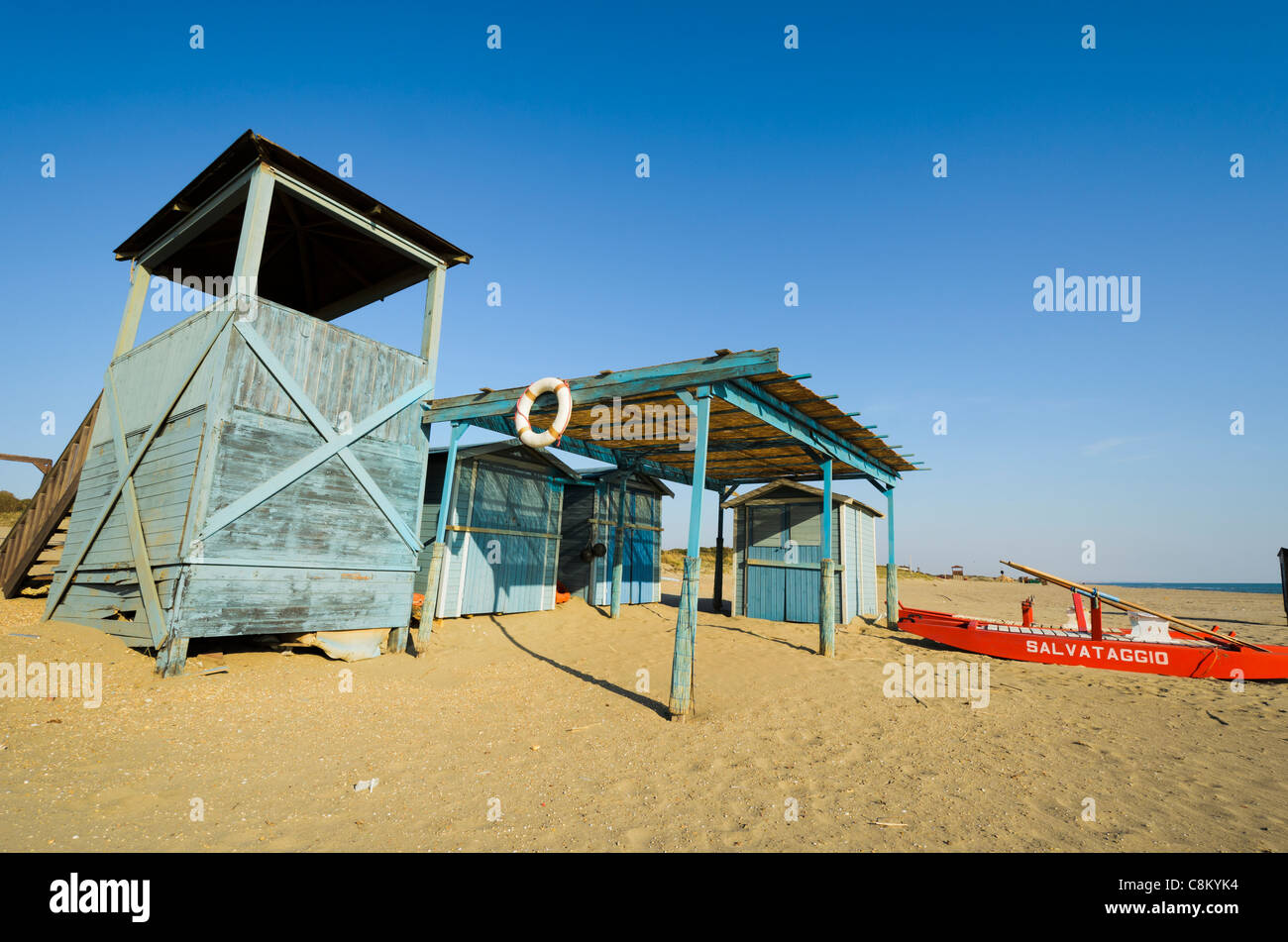 Rettungsschwimmer-Hütte am Tyrrhenischen Meer - Ostia Lido, Rom Stockfoto