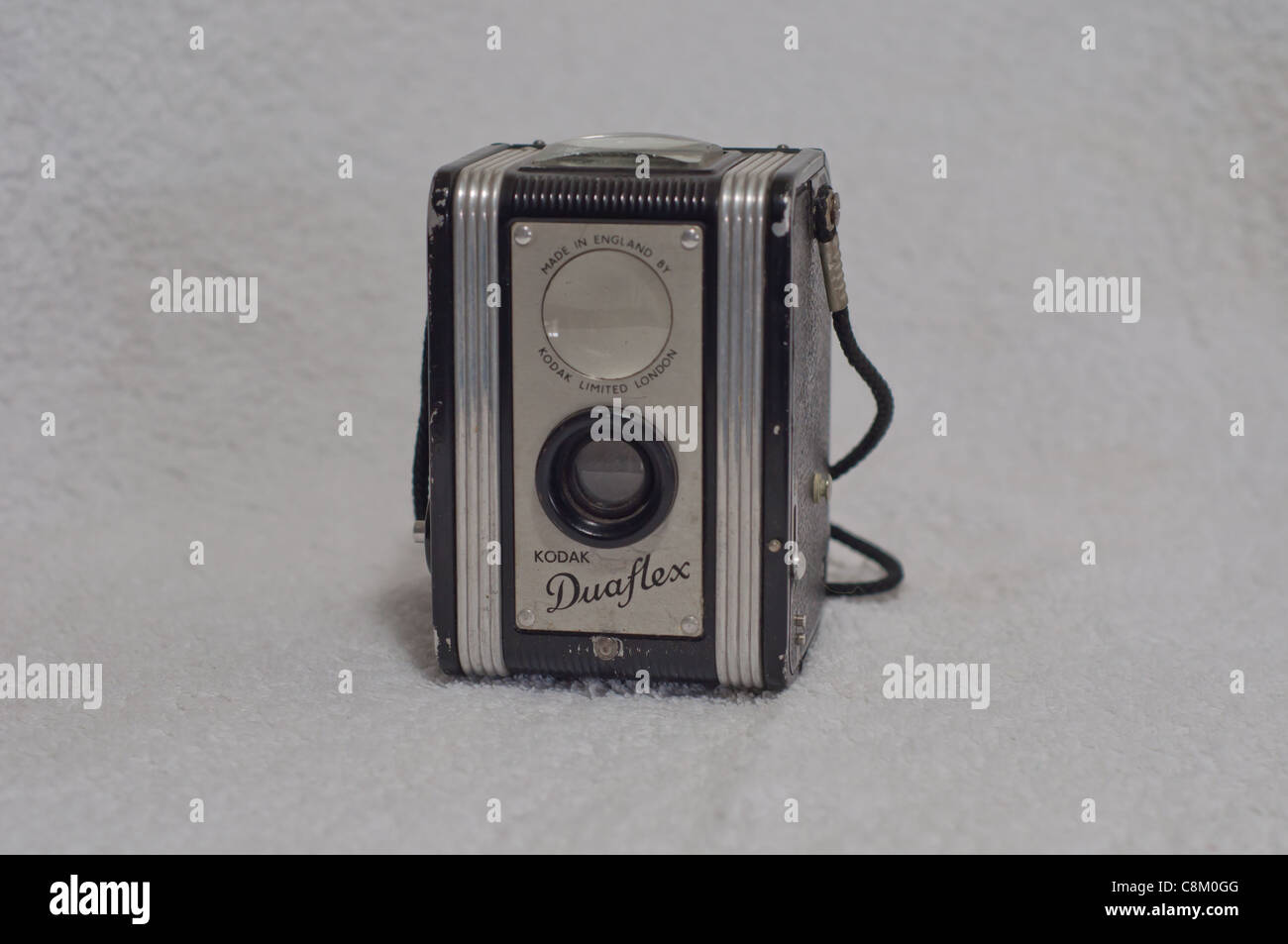 Die Kodak Duaflex ist ein 620 Rollfilm Kamera, mit einem bakelitkörper und standen mit einem einfachen Fixed Focus 75 mm f/15 1947 kodet Objektiv. Stockfoto