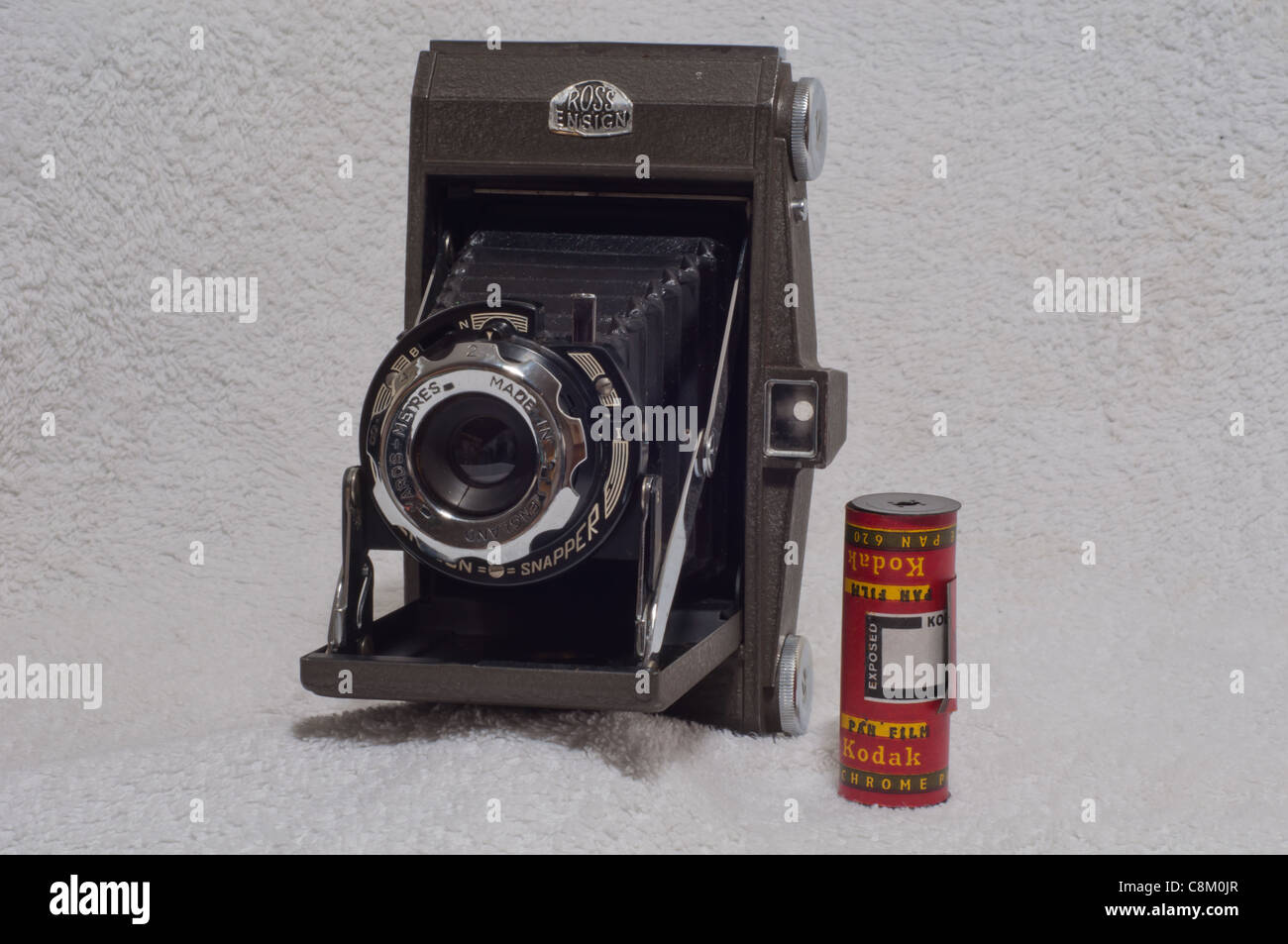 Ross Ensign Selfix Schnapper-Faltschaltung mit Kodak-Rollenfilm NP.620 2 1/4 x 3 1/4 Zoll Stockfoto