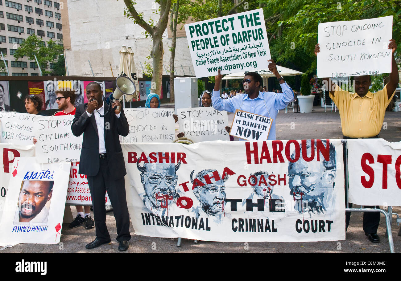 Teilnehmer an einer Demonstration gegen die Regierung des Sudan vor dem Sitz der Vereinten Nationen in New York city Stockfoto