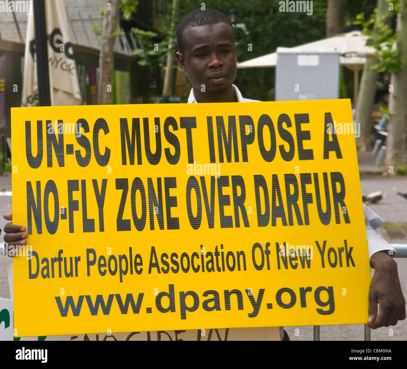 Teilnehmer an einer Demonstration gegen die Regierung des Sudan vor dem Sitz der Vereinten Nationen in New York city Stockfoto