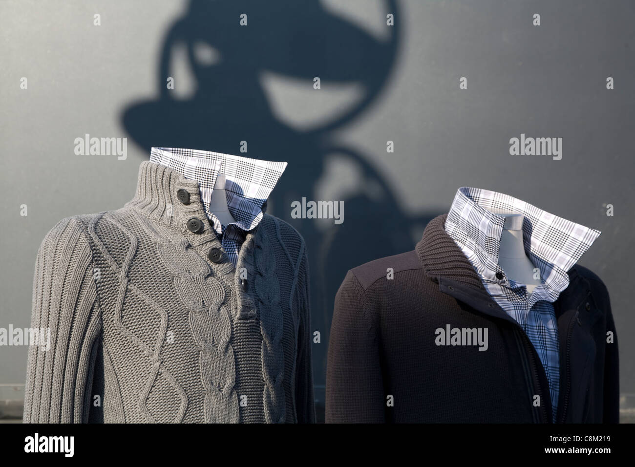 Zwei Mode-Mannequins mit Strick und Shirts. Stockfoto