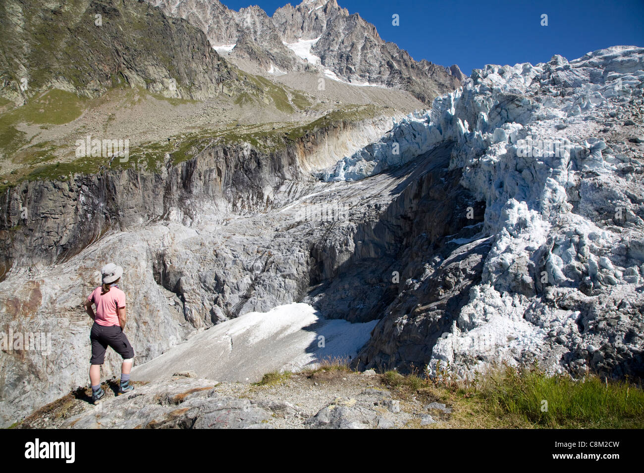 Wanderer nach oben auf die Seracs auf das Mer de Glace, in der Nähe von Chamonix. Stockfoto