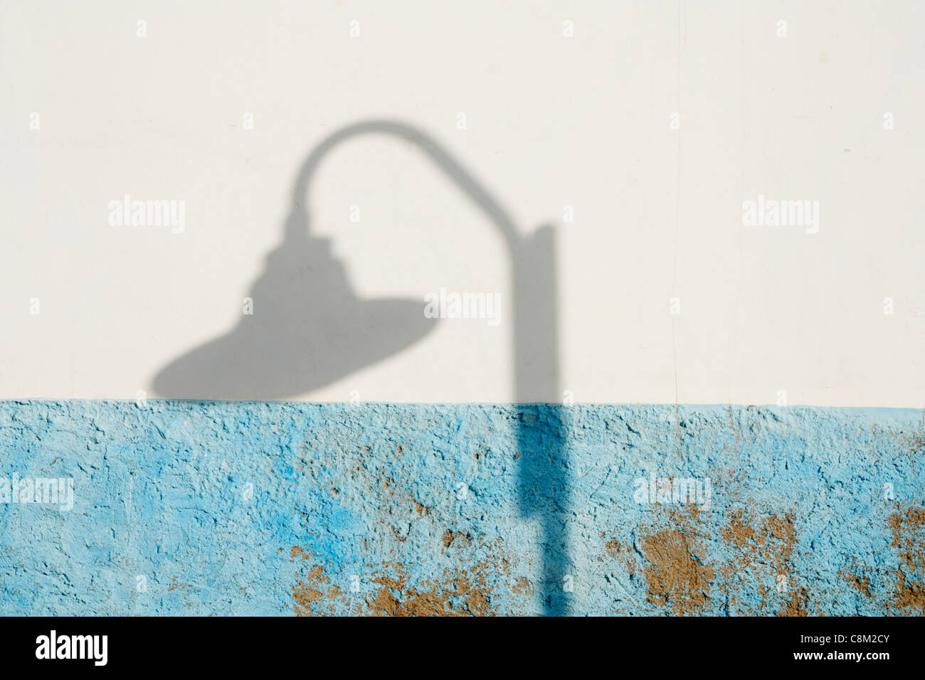Straße Licht Schatten an Wand über Bank in Spanien Stockfoto
