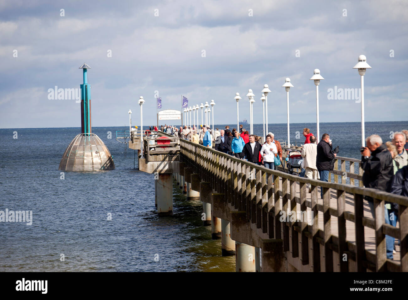 Pier und Tauchen Gondel am Strand im Seebad Zinnowitz, Insel Usedom, Mecklenburg-Vorpommern, Deutschland Stockfoto