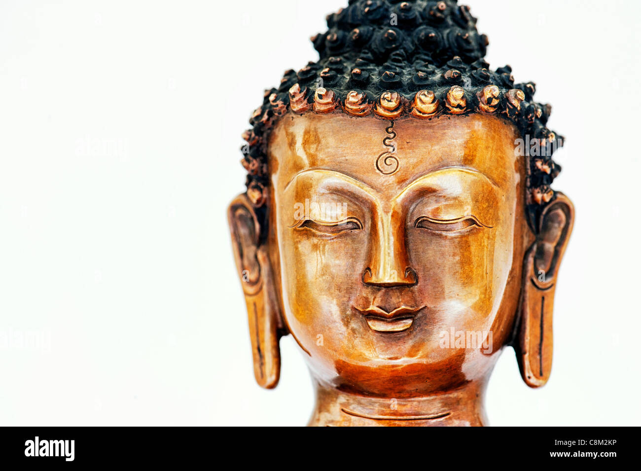 Buddha-Statue auf weißem Hintergrund Stockfoto