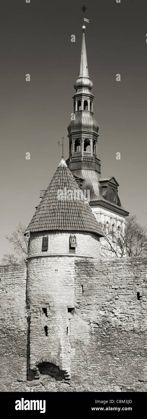 Mittelalterlichen Wachturm und Niguliste Kathedrale in Tallinn, Estland. Stockfoto