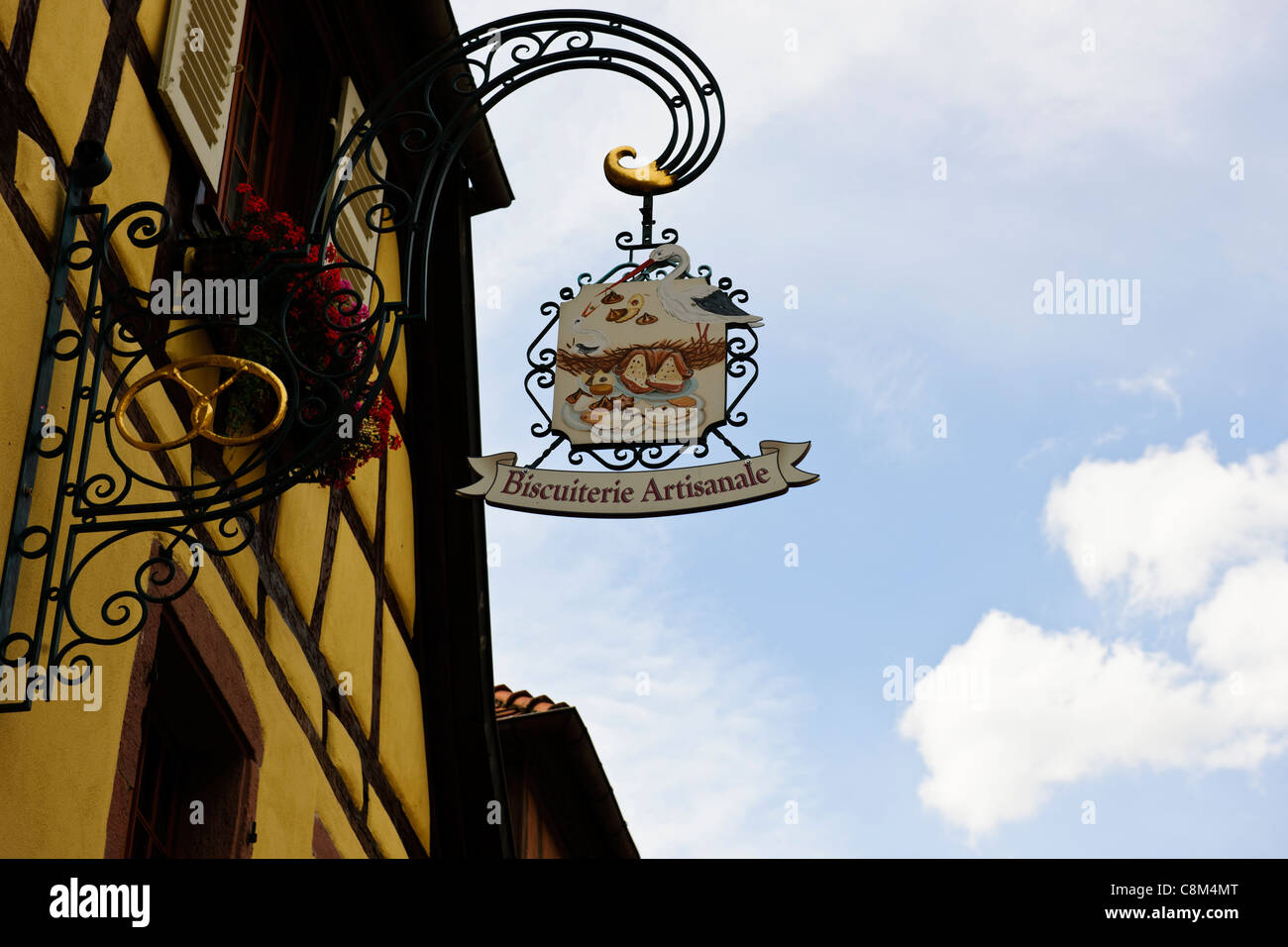 Kaysersberg, Elsass, Frankreich, 13.-16. Jahrhundert mittelalterliche Walled Stadt, Kirche, Geschäfte, Schilder, Hotels, gepflasterten Altstadtgassen, Fluss, Häuser. Stockfoto