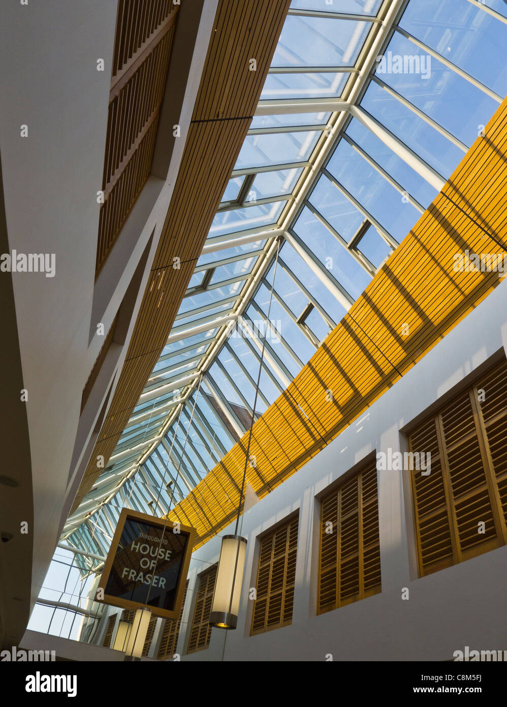 Die Eingangshalle Chapelfield Shopping centre in Norwich mit einem House of Fraser Schild hängen. Stockfoto