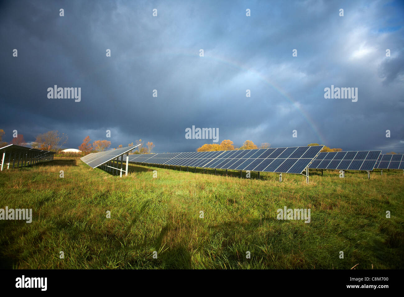 Regenbogen über elektrische Sonnensegel Stockfoto