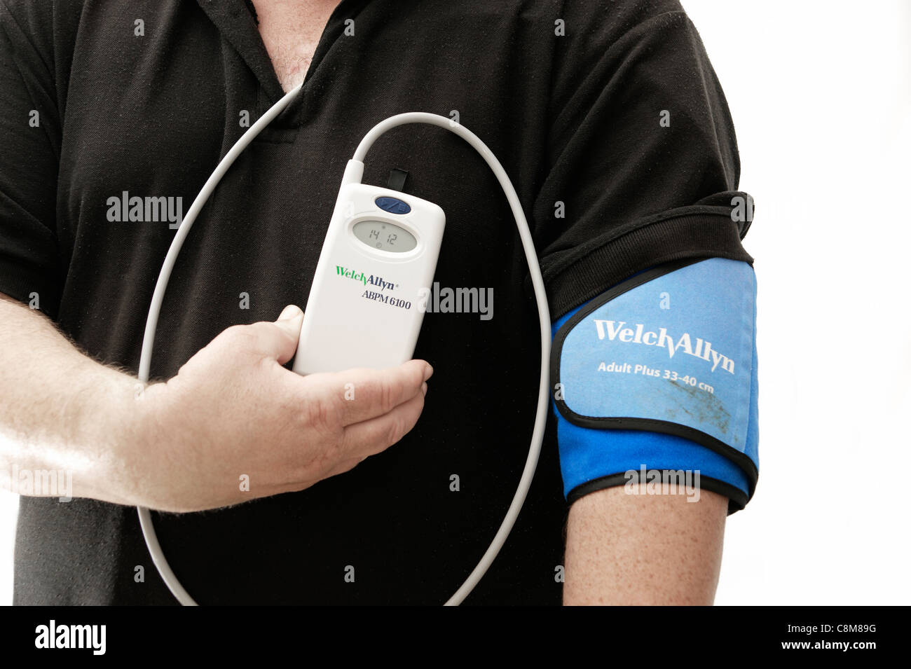 24-Stunden Blutdruck Überwachungseinheit unter Lesungen jede halbe Stunde auf eine Mitte im Alter von Mann Stockfoto
