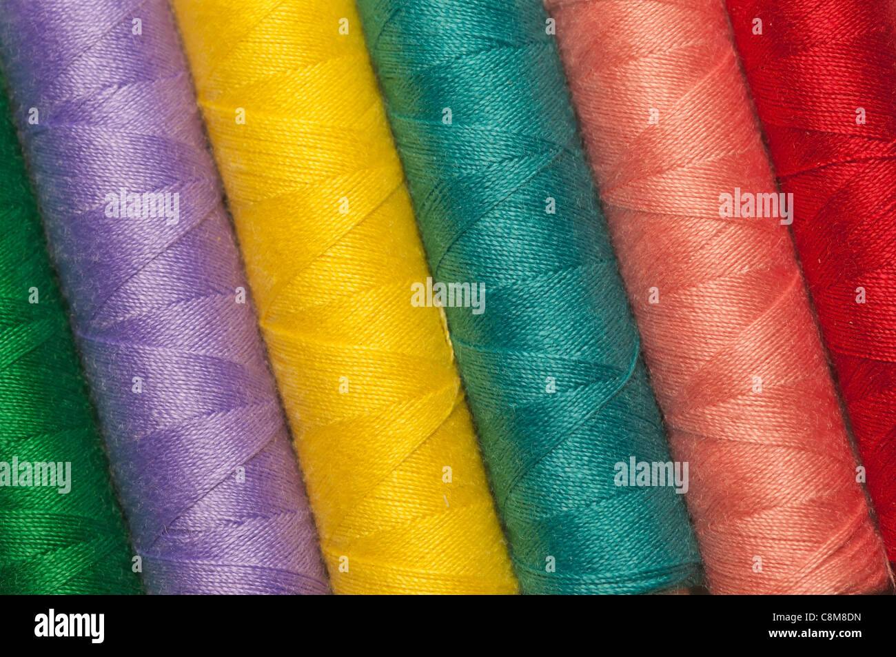 Ein Regenbogen farbig Baumwolle Rollen. Stockfoto