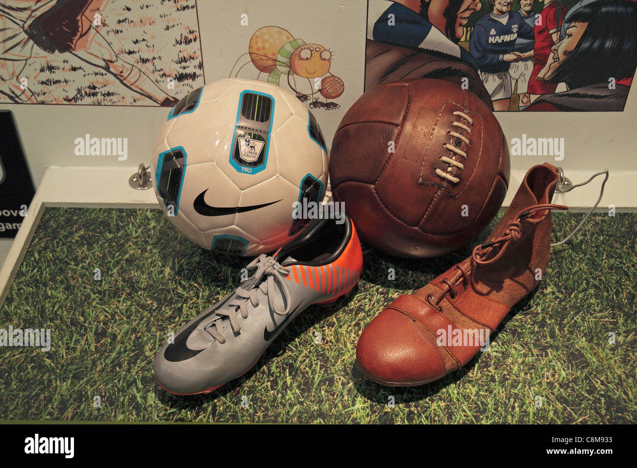 Anzeigen Vergleich alte und neue Fußbälle & Fußballschuhe im Museum von Liverpool am Molenkopf, Liverpool, UK. Stockfoto