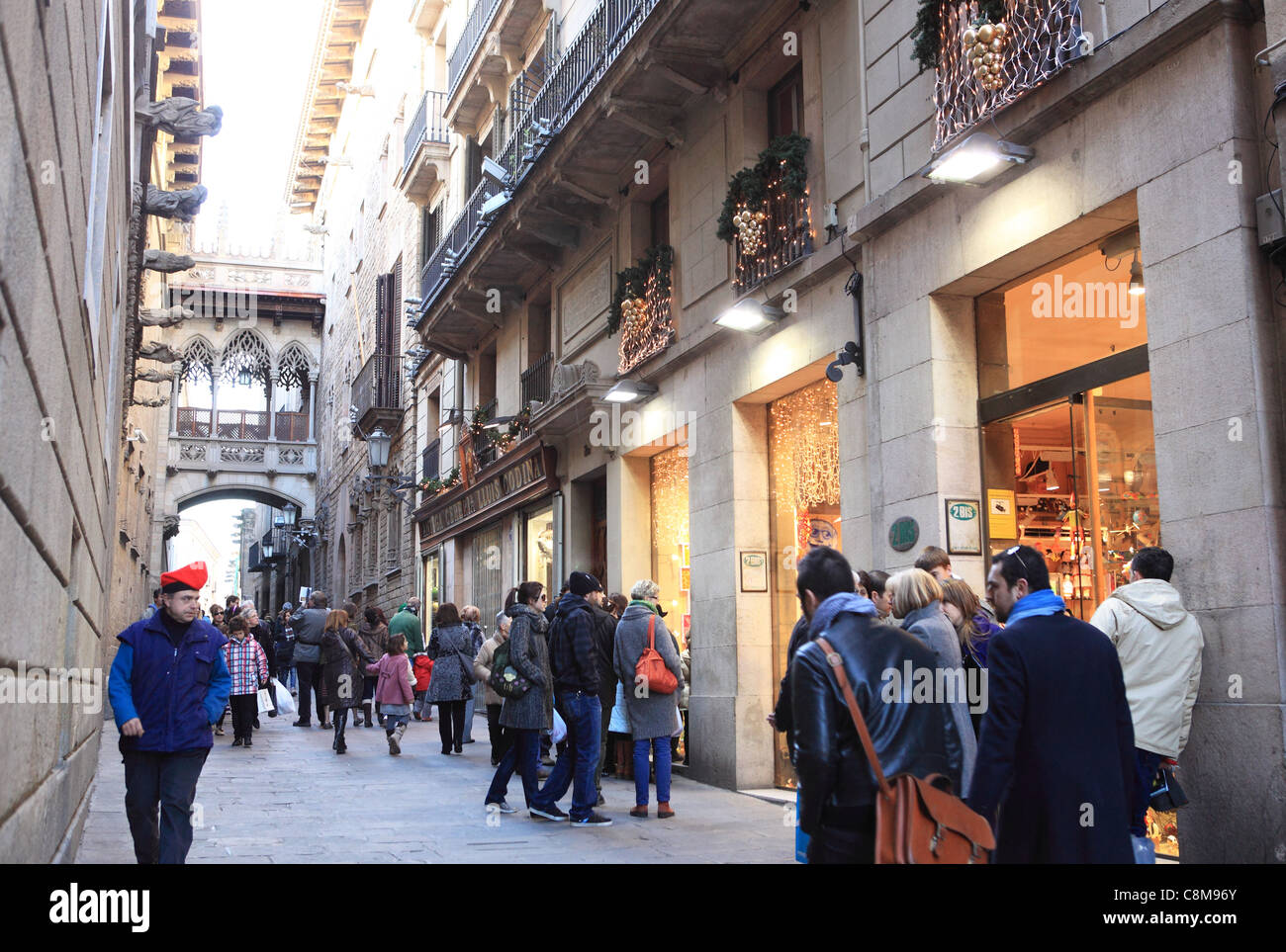Weihnachts-shopping im Carrer del Bisbe im gotischen Viertel in Barcelona, Spanien Stockfoto