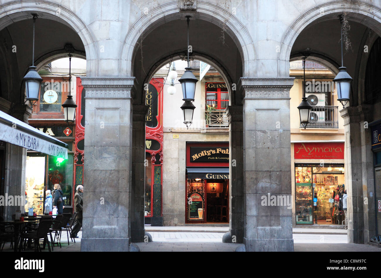 Auf der Suche durch die Bögen von Placa Reial, Carrer de Ferran, im gotischen Viertel in Barcelona zur Weihnachtszeit Stockfoto