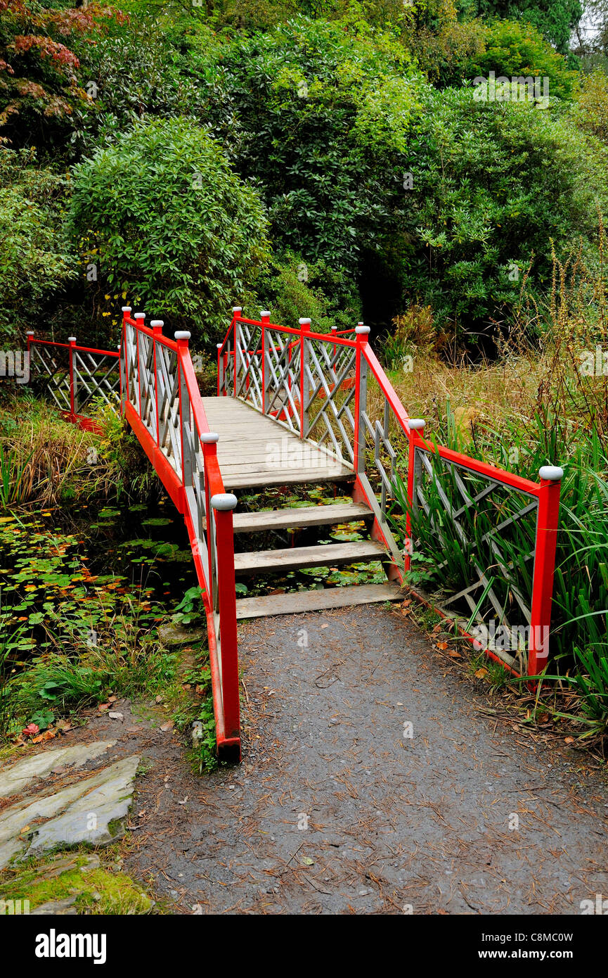 CHINESISCH-WASSER-GARTEN-BRÜCKE PORTMEIRION GWYNEDD NORDWALES UK Stockfoto