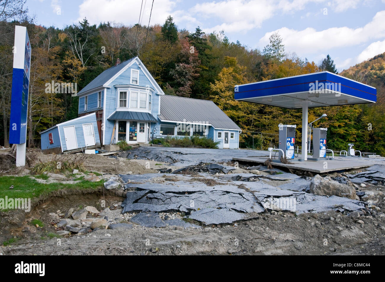 Zerstörte Tankstelle folgenden tropischer Sturm Irene in Vermont, USA Herbst 2011 Stockfoto