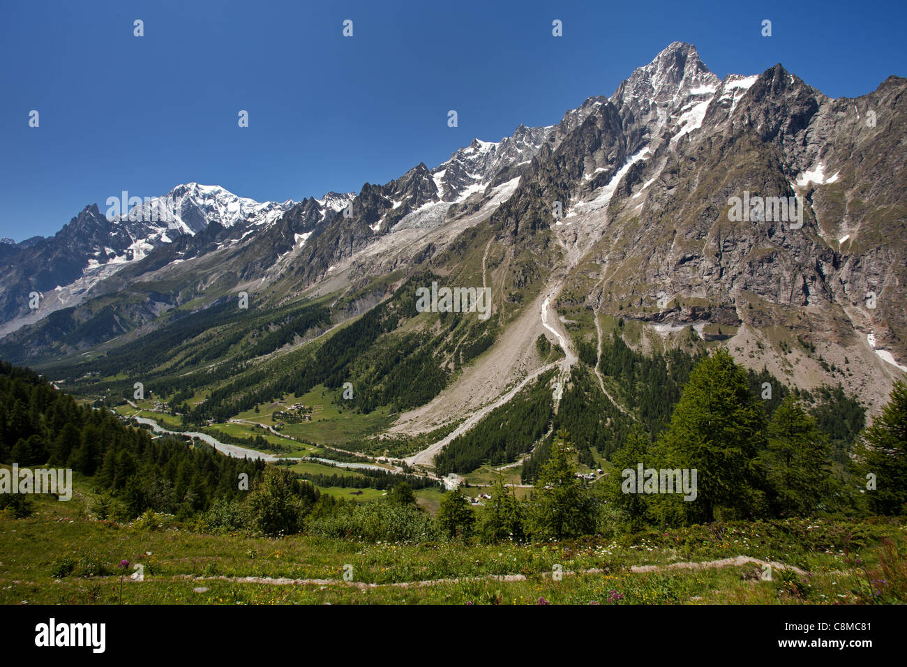 Le Saxe-Rifugio Bertone-Lavachey Trek: Val Ferret und Mont Blanc Kette Stockfoto