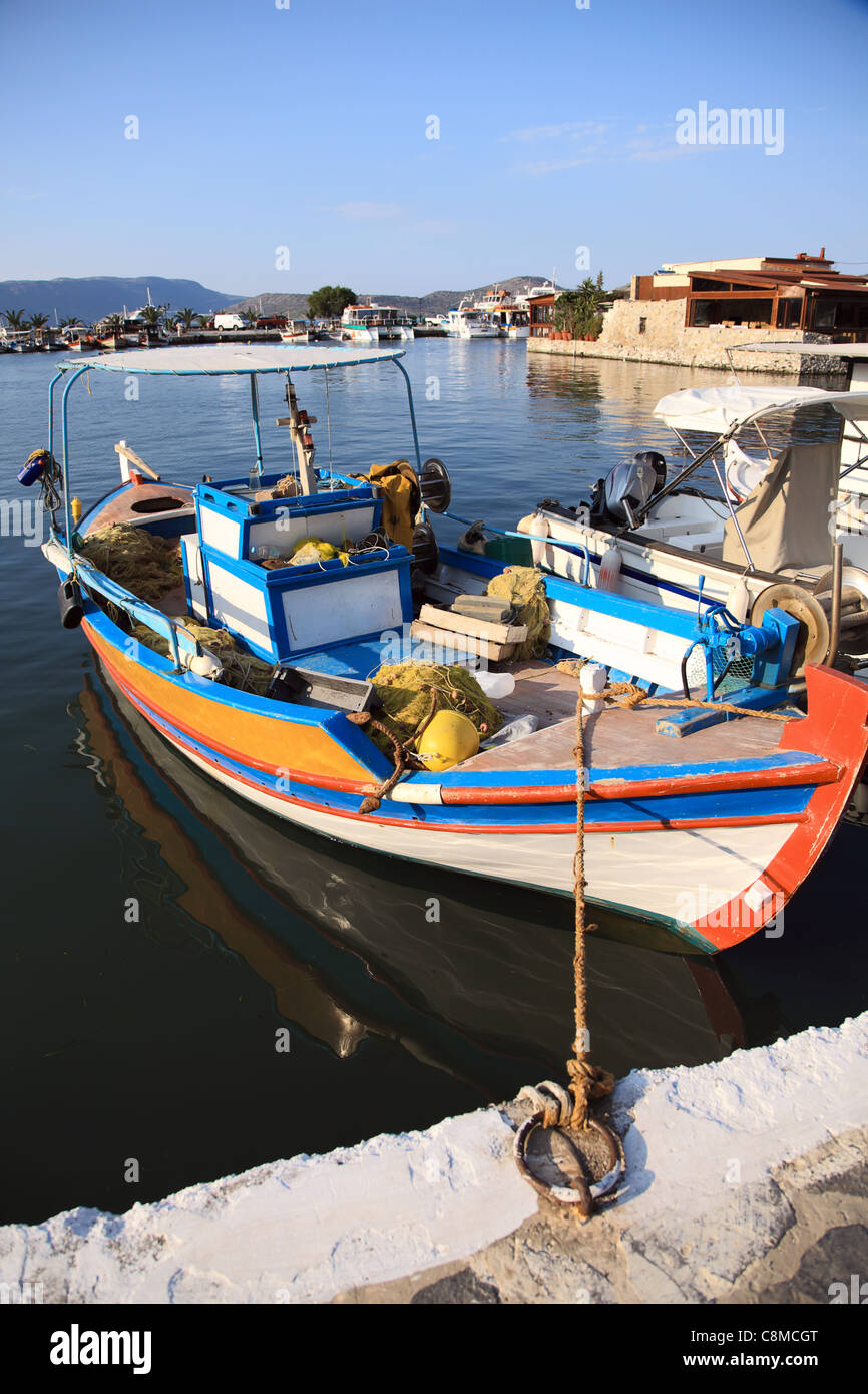 Altes Fischerboot im Hafen, Elounda, Kreta, Griechenland angedockt. Vertikale Zusammensetzung. Stockfoto