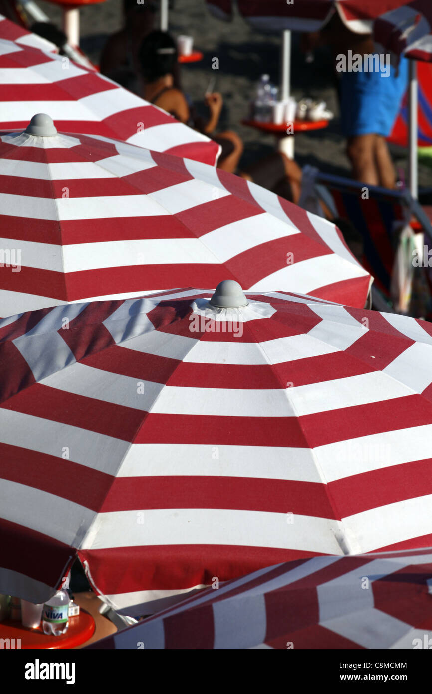 RED & weiße Sonnenschirme am Strand MAIORI Italien 18. September 2011 Stockfoto