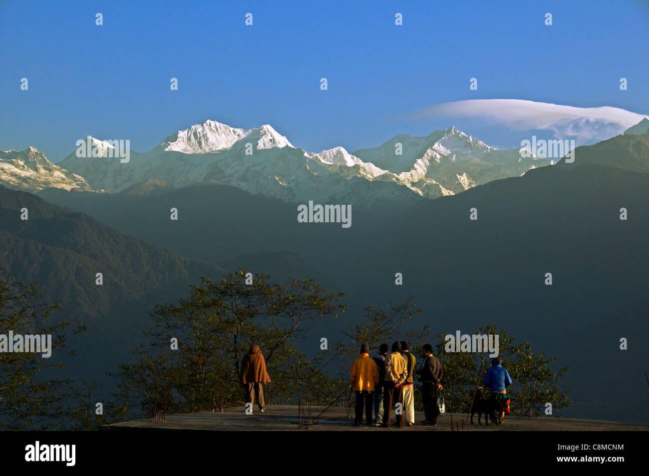 Touristen, die gerade Sonnenaufgang am Kangchendzönga Bereich Pelling Sikkim Indien Stockfoto