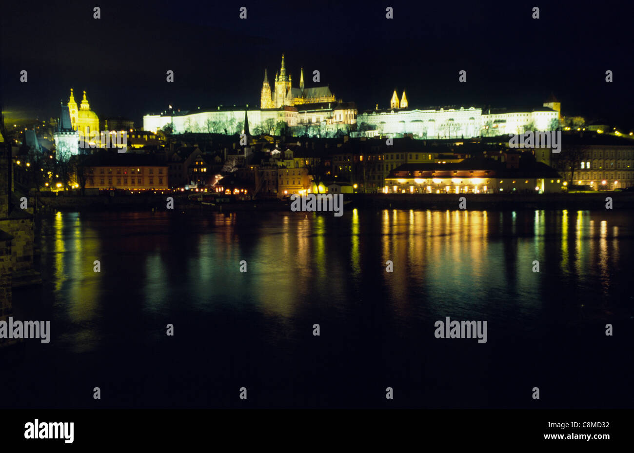 Pražský hrad bei Nacht Stockfoto