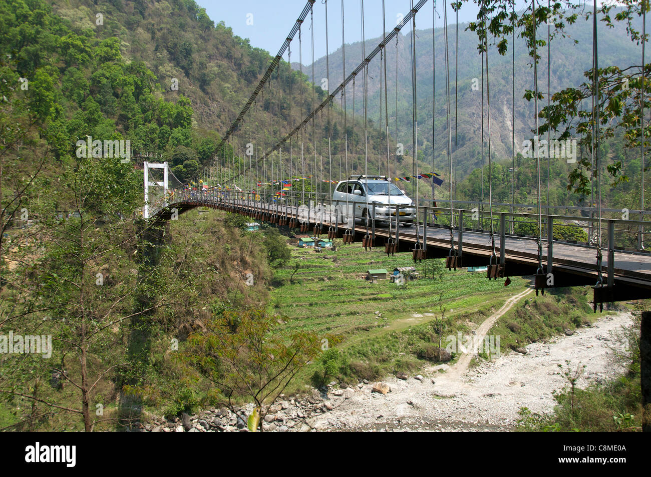 Auto auf schmalen Suspension bridge Sikkim Südindien Stockfoto