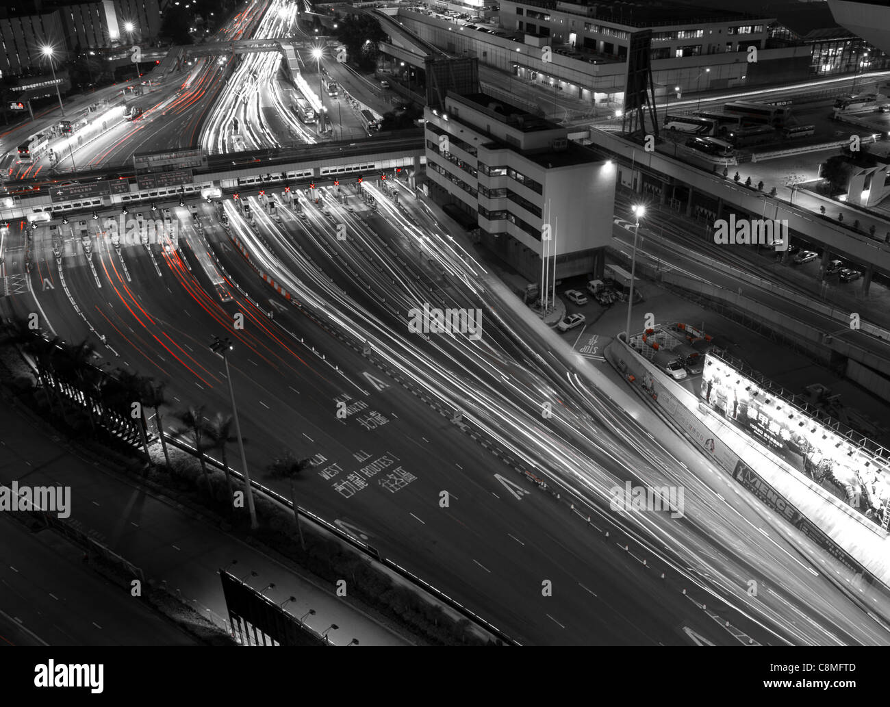 Nachtaufnahme des Stadtverkehrs zeigt Streifen von Fahrzeug-Leuchten Stockfoto