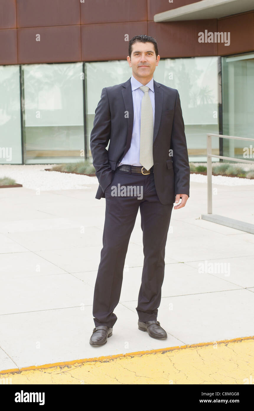 Hispano-Amerikaner Geschäftsmann, stehend im Büro Hof Stockfoto