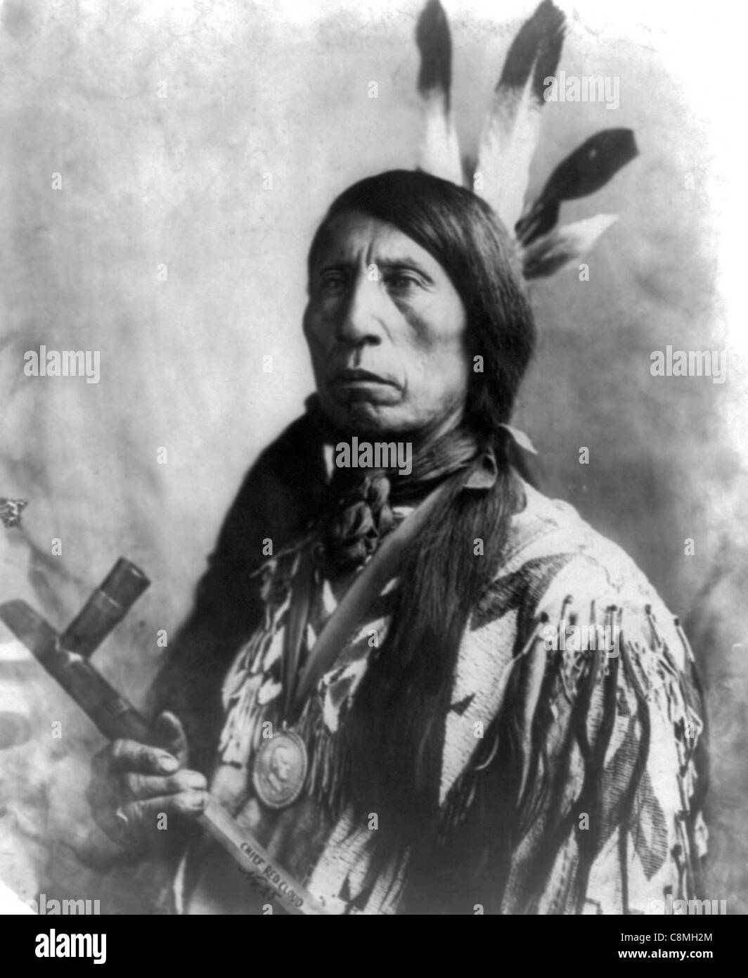 Jack Red Cloud, Indian Chief Holding Friedenspfeife. Stockfoto