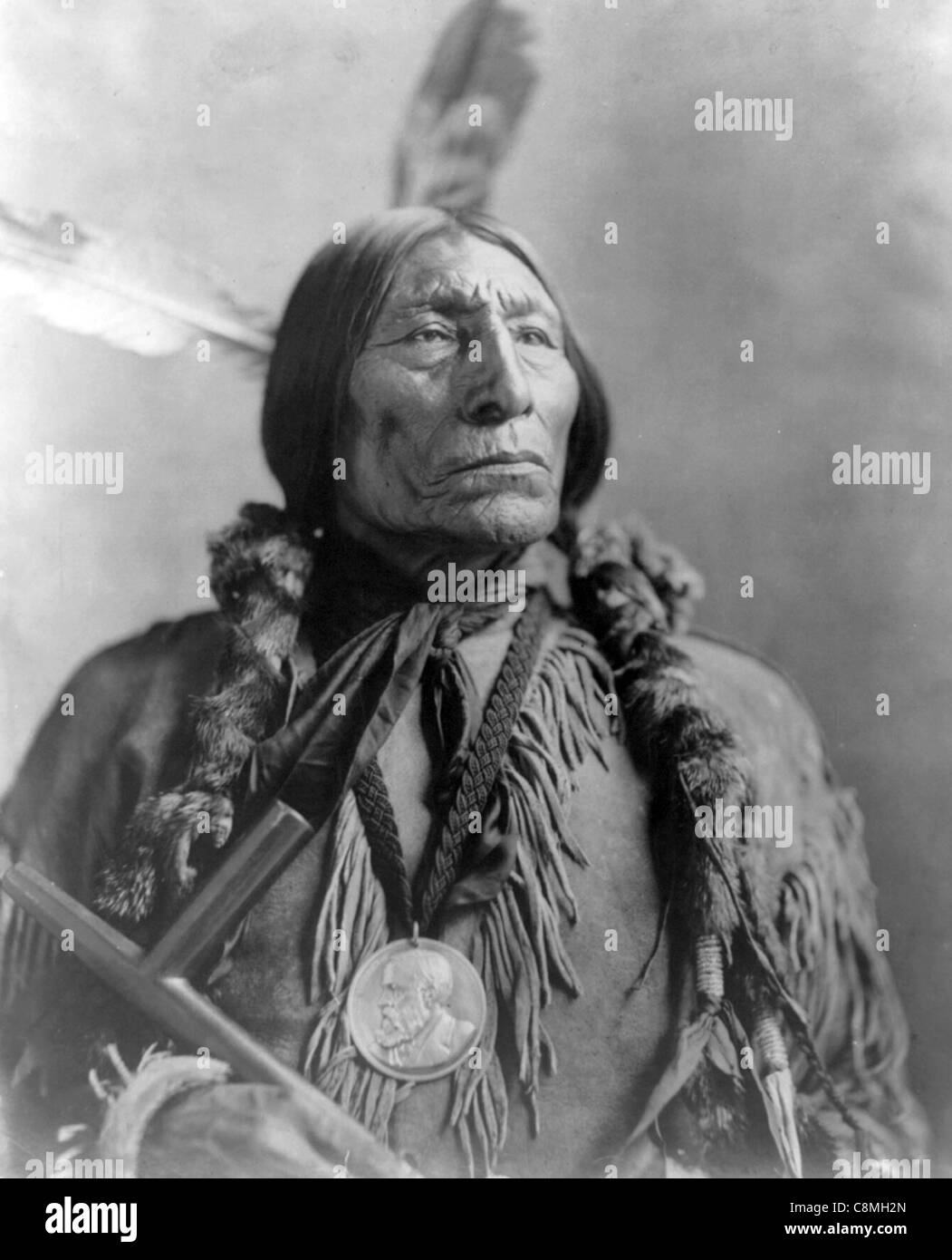 Chief Wolf Robe, Chief von Southern Cheyenne, trägt eine runde silberne Friedensmedaille. Stockfoto