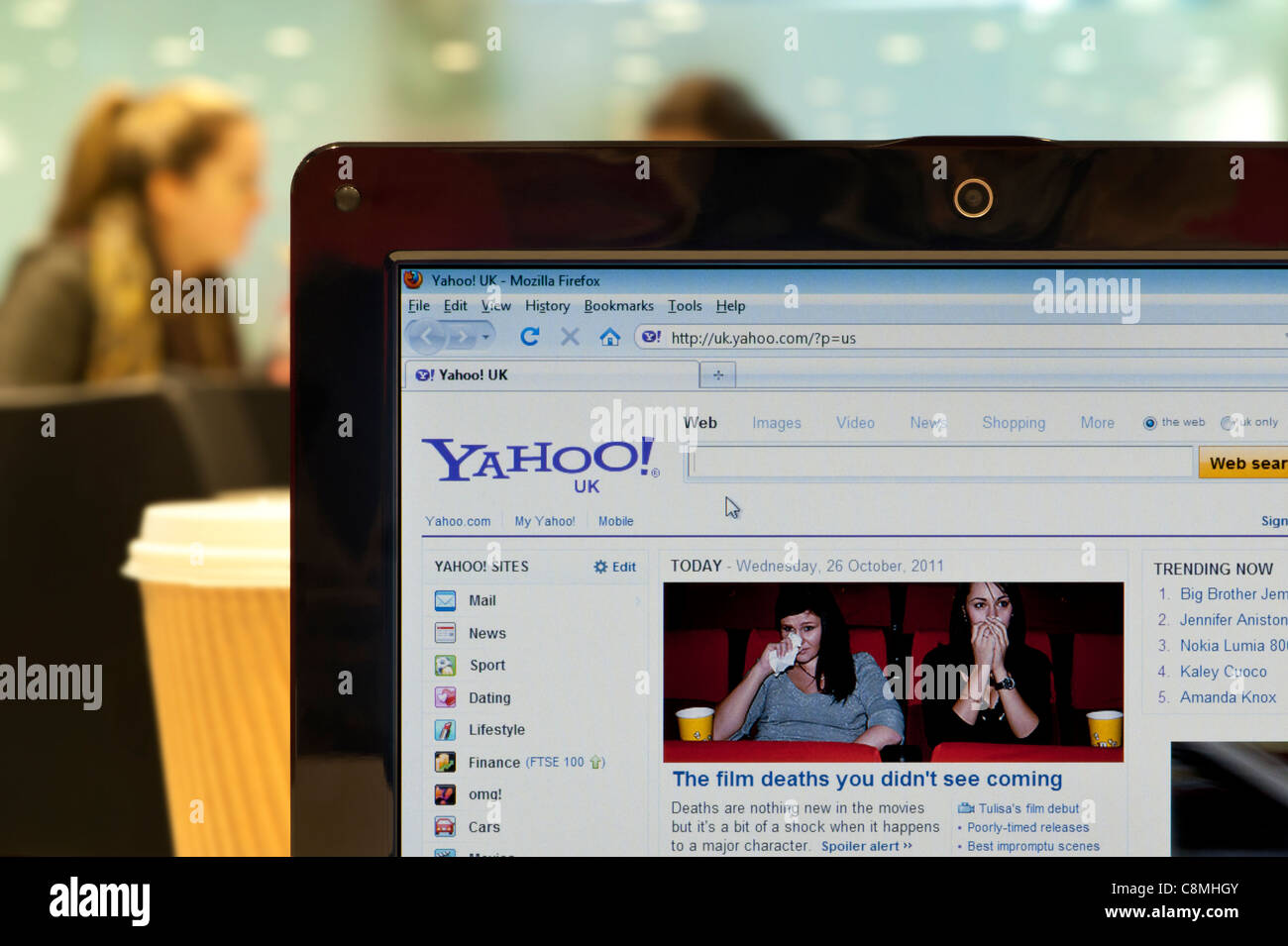 Die Yahoo-Website erschossen in einem Coffee-Shop-Umfeld (nur zur redaktionellen Verwendung: print, TV, e-Book und redaktionelle Webseite). Stockfoto