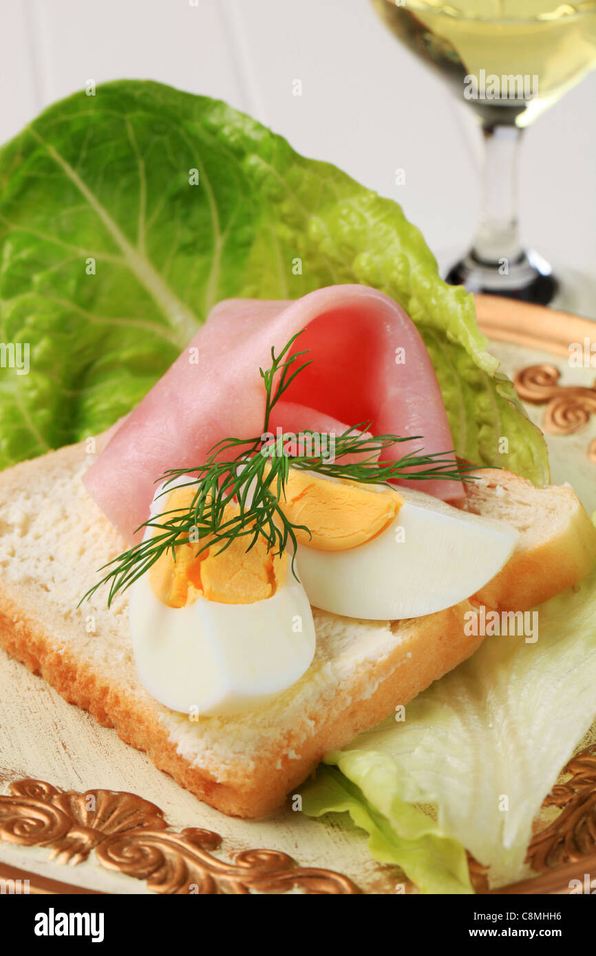 Weißbrot mit gekochtem Ei und Schinken Stockfoto