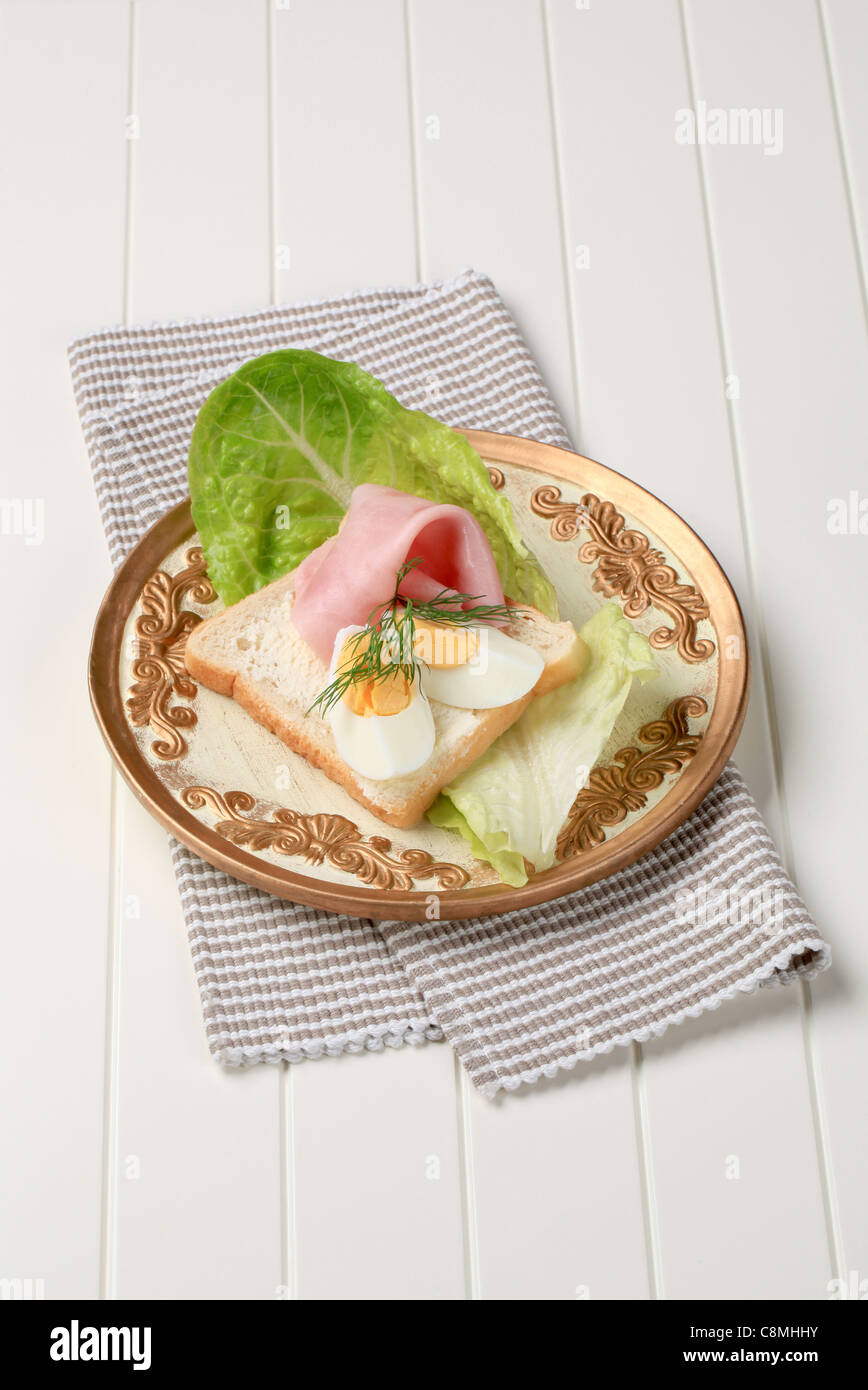 Weißbrot mit gekochtem Ei und Schinken Stockfoto