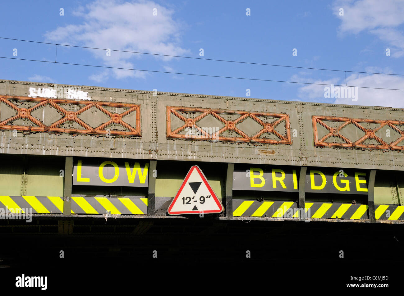 Niedrige Brücke Zeichen auf Brücke mit Hight Einschränkung zeigt, Finsbury Park London England UK Stockfoto