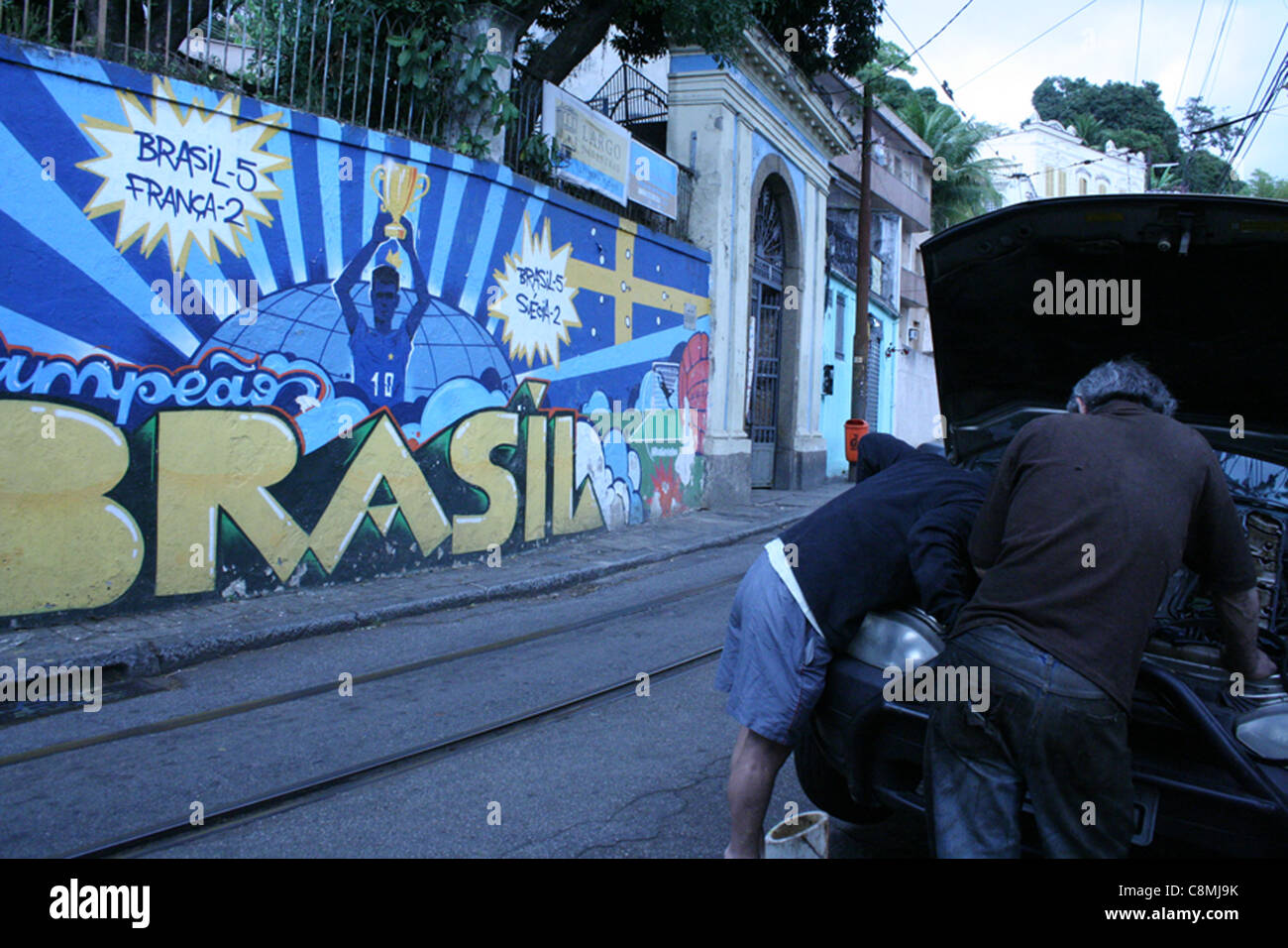 Schießen Sie in Santa Teresa, Rio De Janeiro, mit einem großen Fußball-Graffiti. Stockfoto