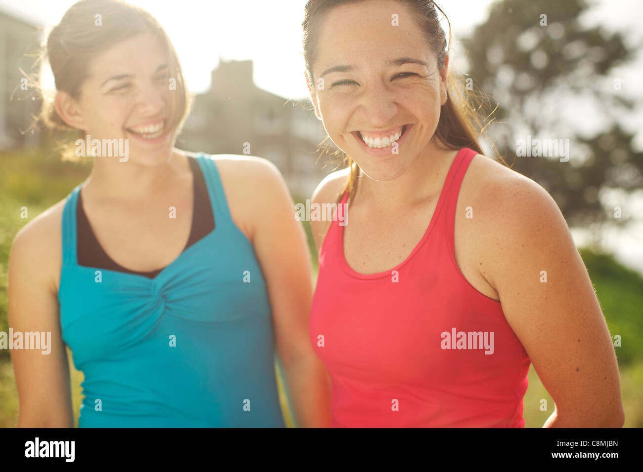 Athletische Frauen Lächeln zusammen im freien Stockfoto