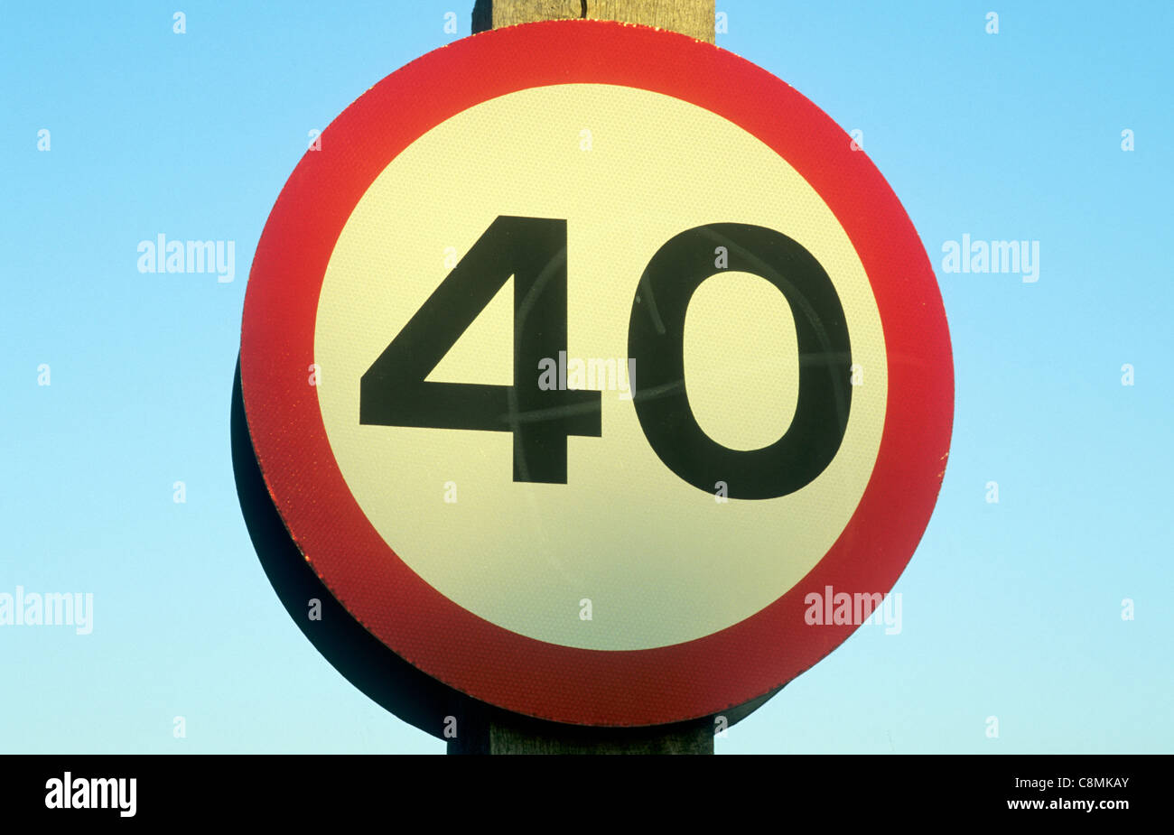 40 km/h Höchstgeschwindigkeit Zeichen, UK England englische Autofahren Geschwindigkeitsbegrenzungen Einschränkung am Straßenrand vierzig Meilen pro Stunde begrenzt, Großbritannien Stockfoto