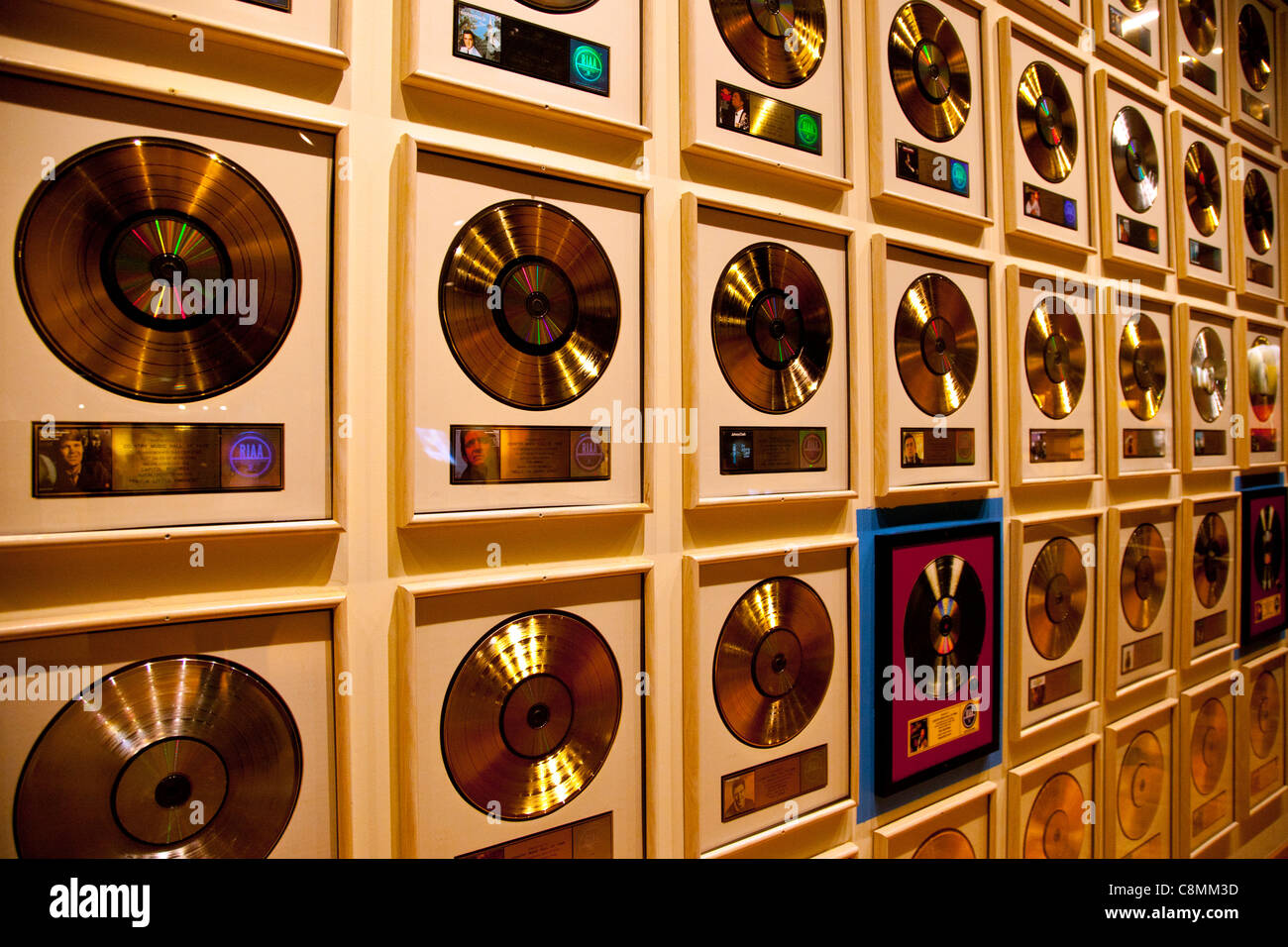 Zeigen Sie Wand voller Gold und Platin-Platten in die Country Music Hall Of Fame in Nashville Tennessee USA an Stockfoto