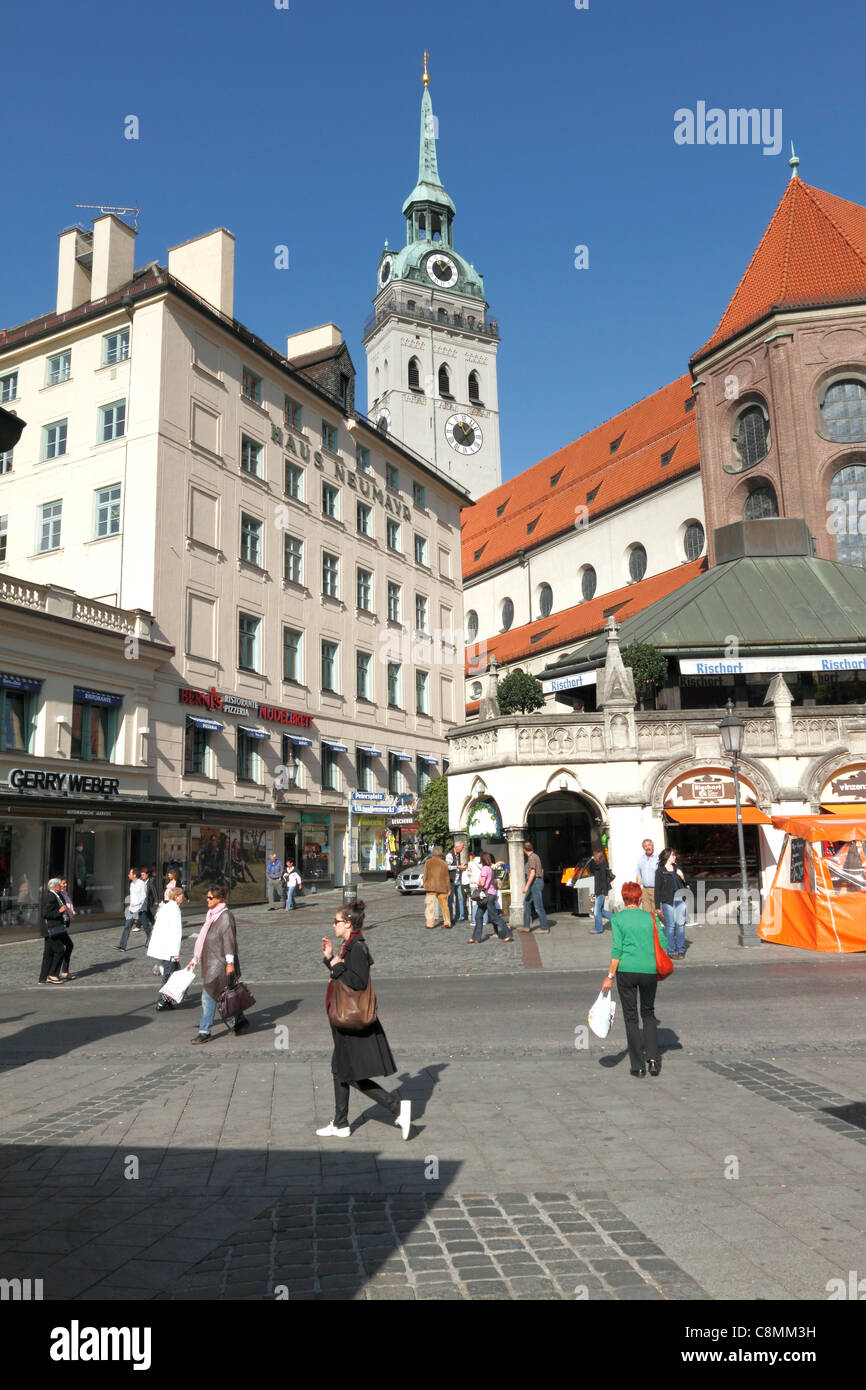 Alte Peter Kirche Uhr und Bell Tower gesehen aus dem Viktualienmarkt, Upper Bavaria München Stockfoto
