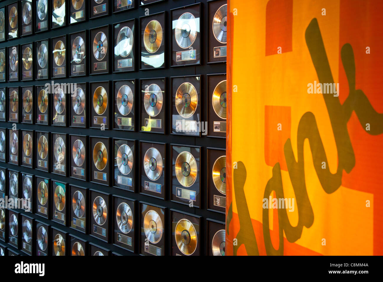 Zeigen Sie Wand voller Gold und Platin-Platten in die Country Music Hall Of Fame in Nashville Tennessee USA an Stockfoto