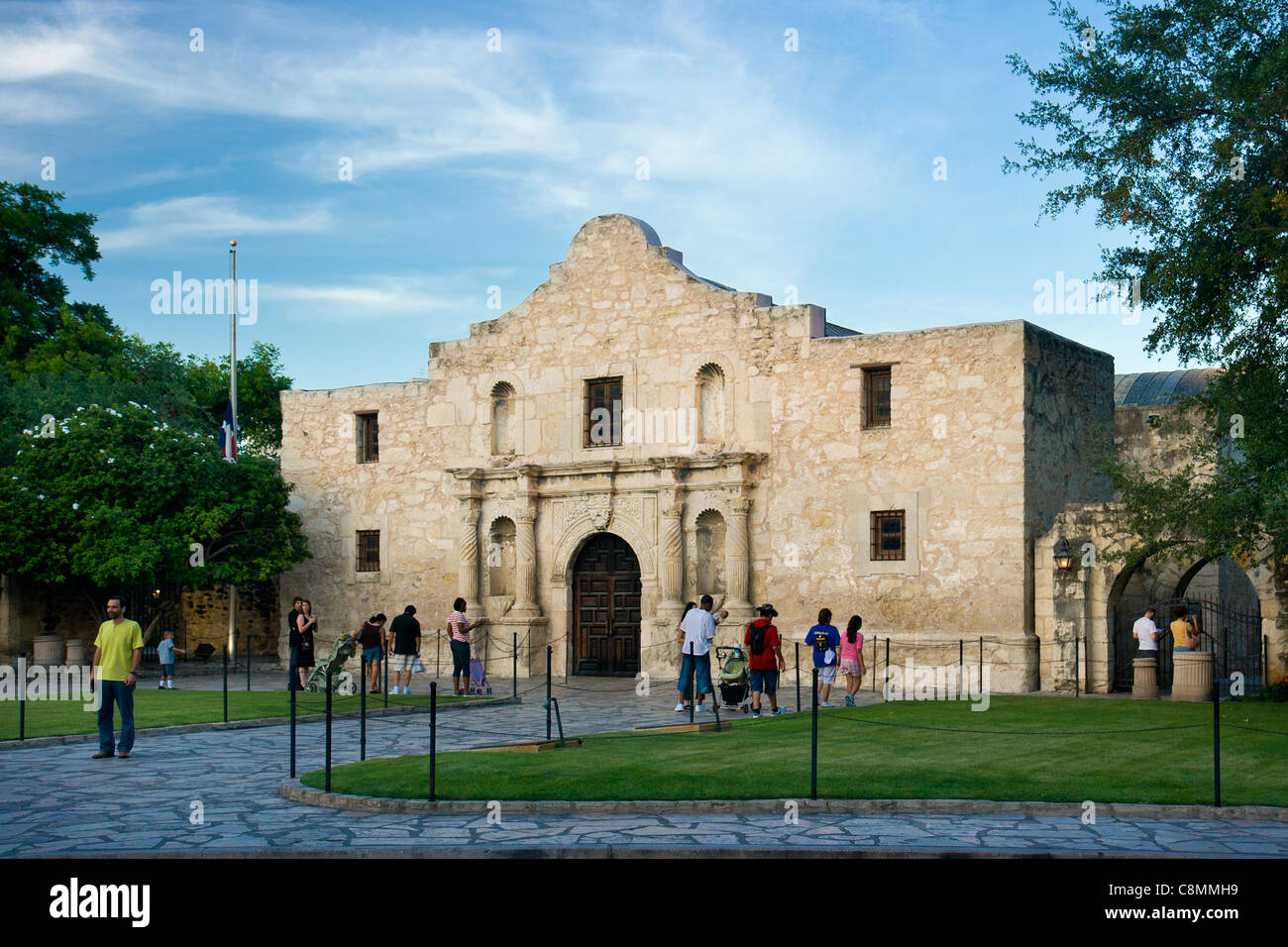Touristen außerhalb des Alamo in San Antonio, Texas, USA Stockfoto