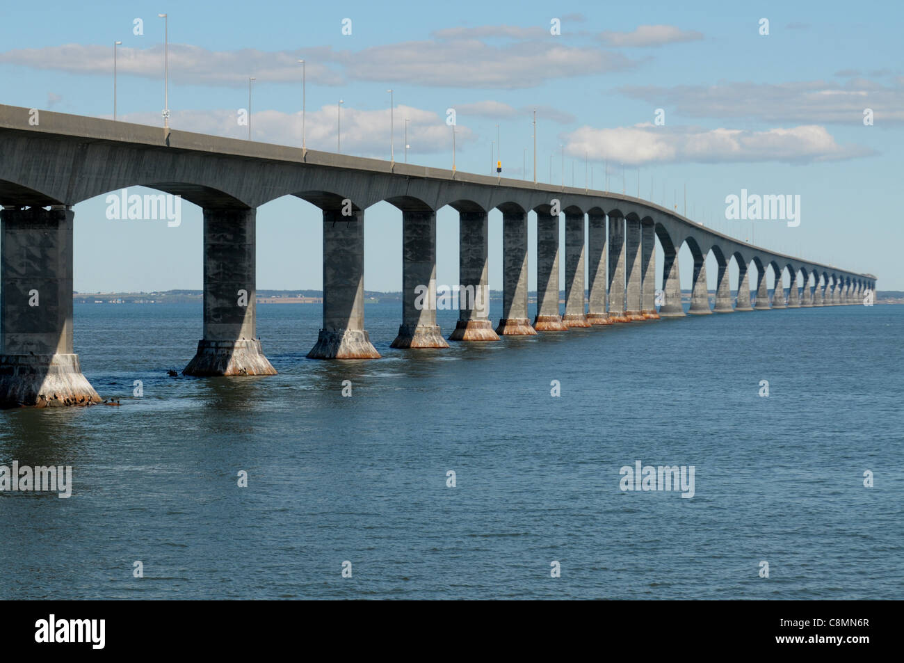 Ein Blick auf die Confederation Bridge begrüßt Besucher nach Prince Edward Island, wie sie von New Brunswick, Kanada reisen. Stockfoto