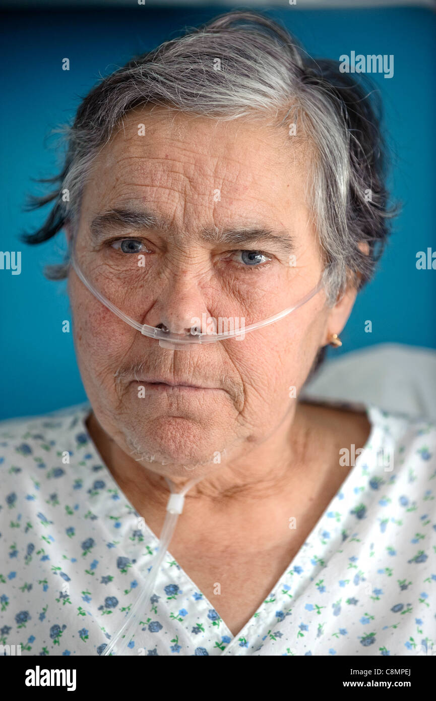 Porträt der Seniorin nasale Sauerstoffschlauch tragen Stockfoto