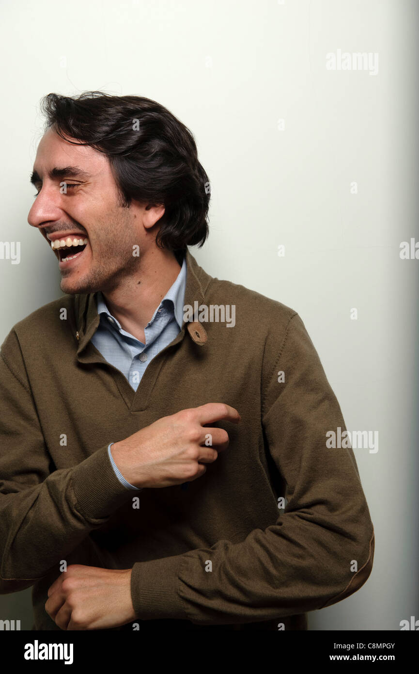 Porträt des jungen glücklich lachend auf weißem Hintergrund Stockfoto