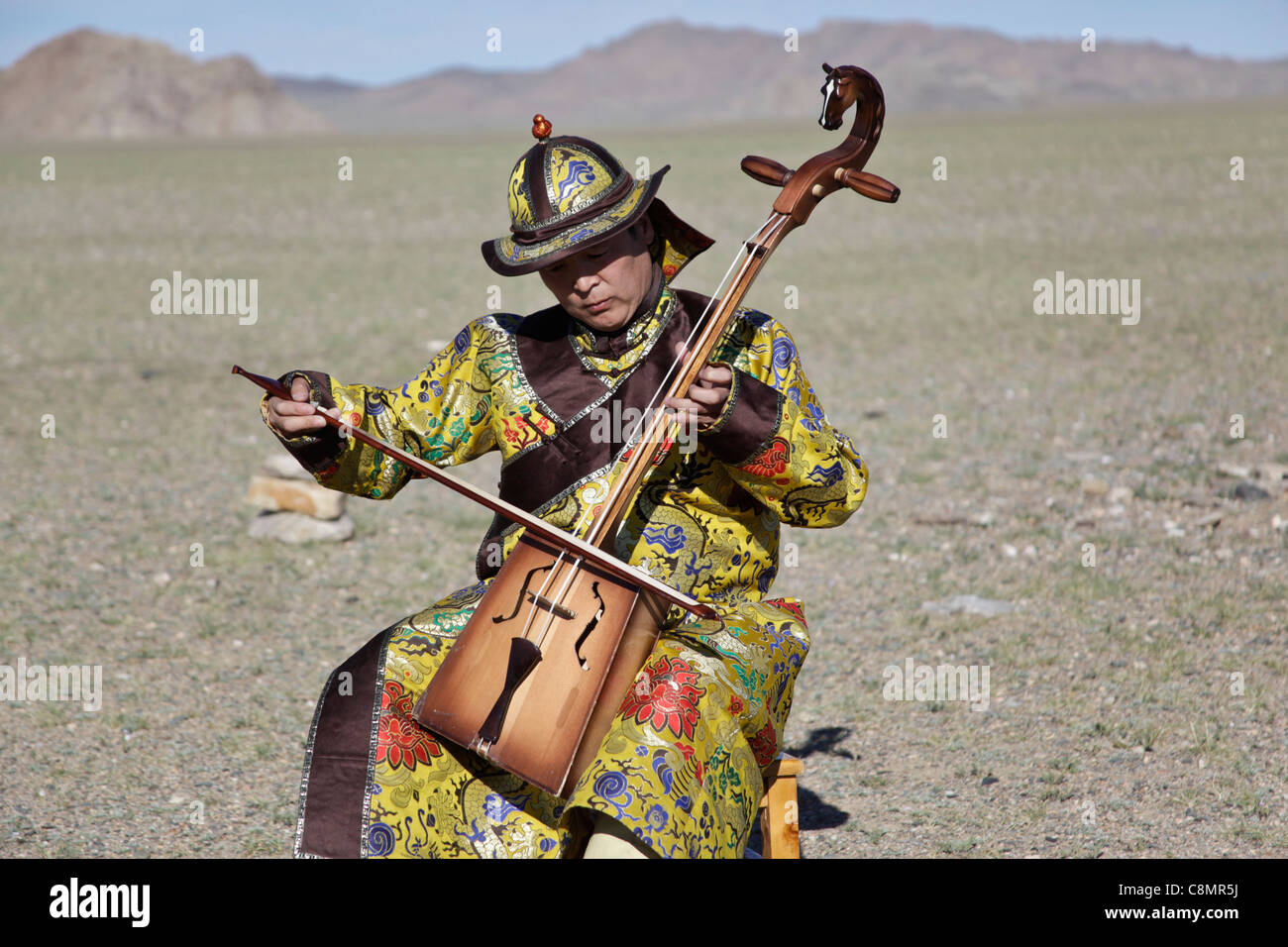 Musiker spielen die Morin Khuur, das typische Musikinstrument der Mongolei Stockfoto