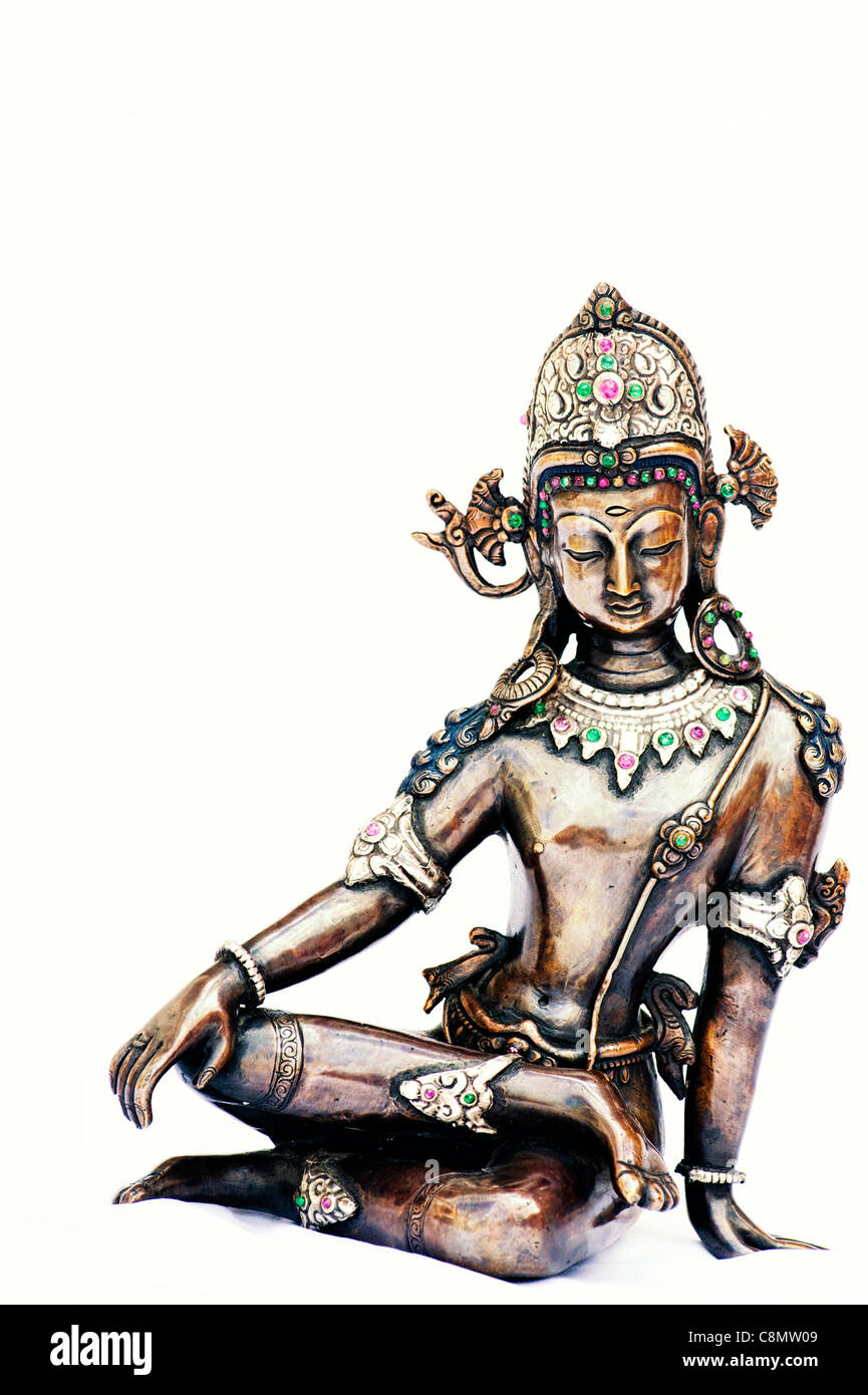 Indische Gottheit Statue sitzend, auf weißem Hintergrund Stockfoto