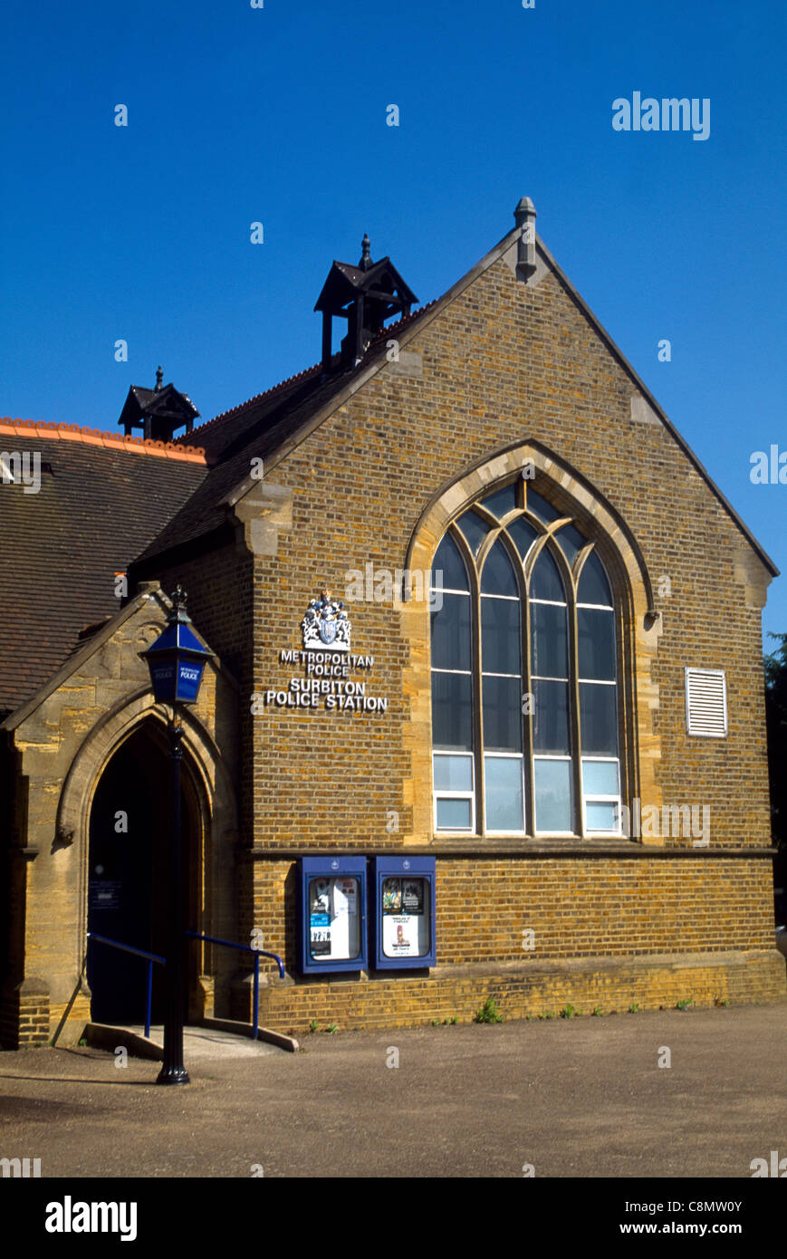 Surbiton Polizeistation zog 1974 in der ehemaligen St. Matthäus Kirche Tagesschule Stockfoto