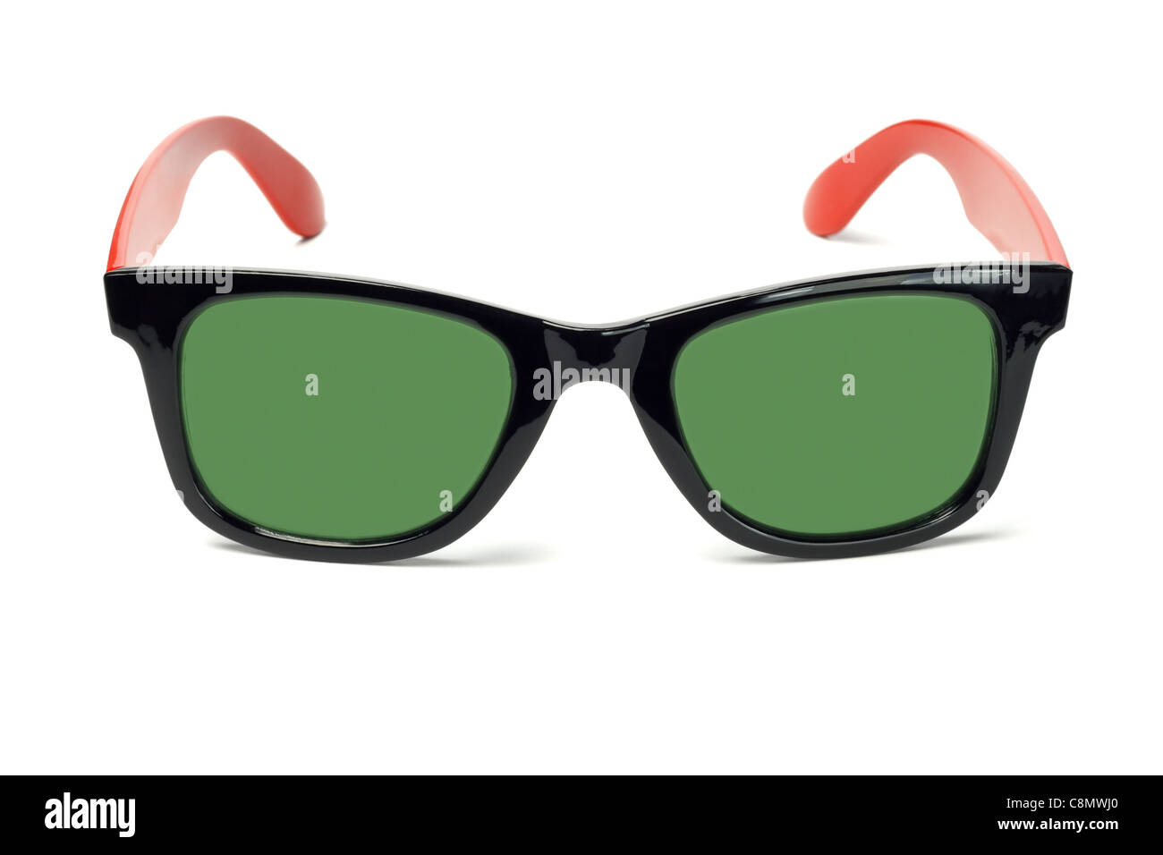 Modische Kunststoff Sonnenbrillen auf weißem Hintergrund Stockfoto