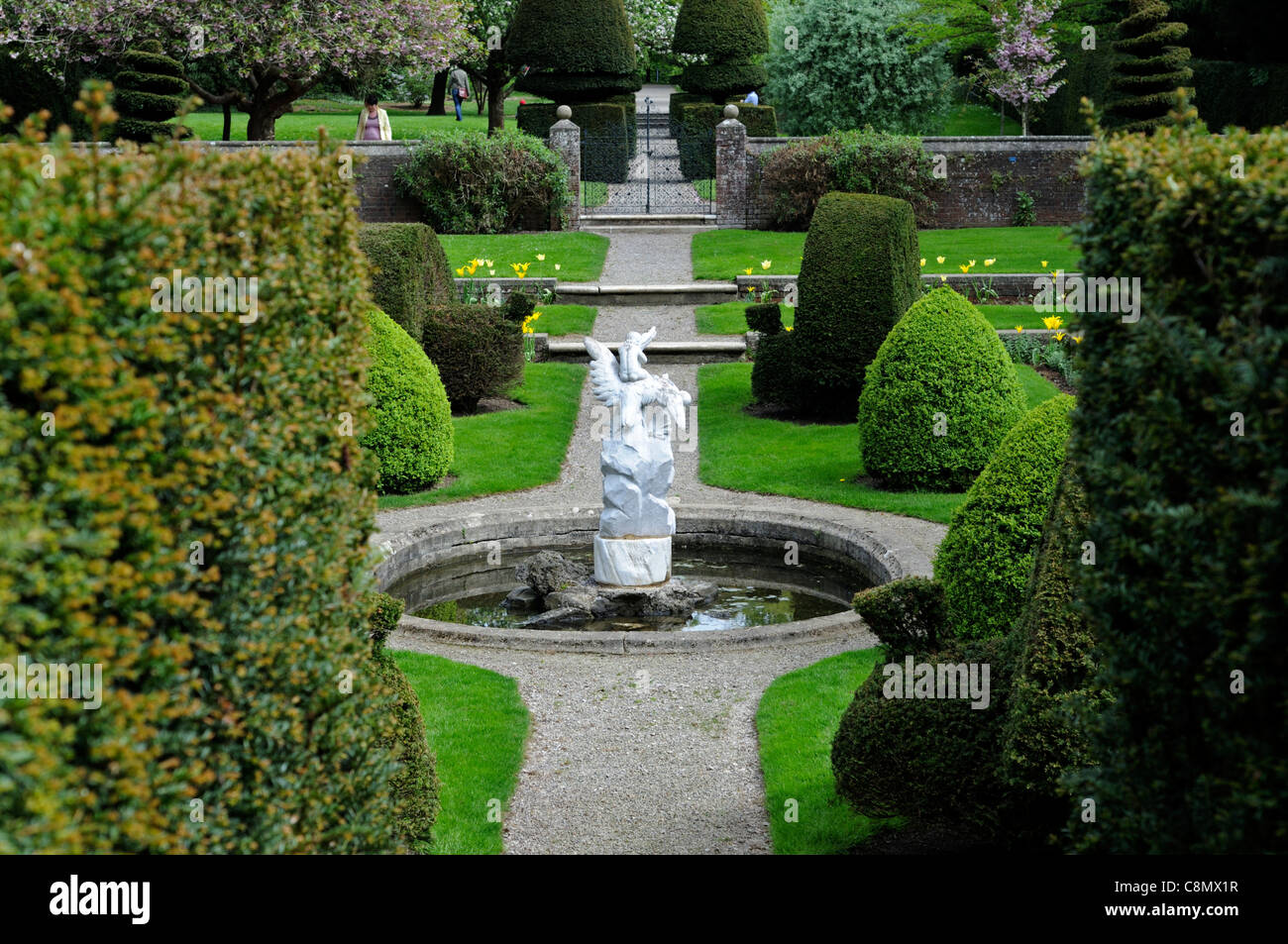 formale versunkener versunkene Garten abgeschnitten Box Hecke Bäume Teich Brunnen Farmleigh Gärten Phoenix Park dublin Stockfoto